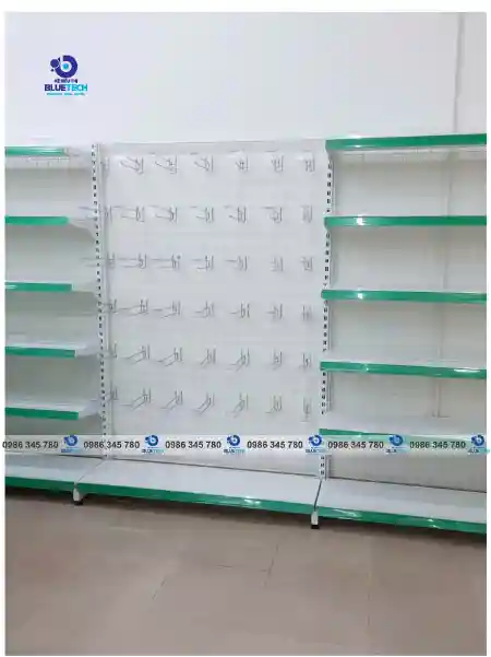 Kệ siêu thị BlueTech nẹp xanh lá, kệ đơn lưng đục lỗ có móc treo lắp đặt thực tế
