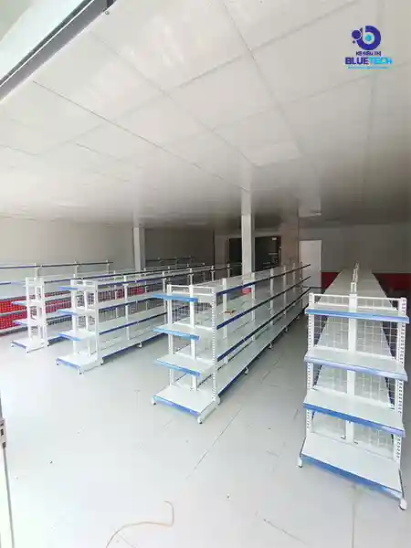 Tổng quan mặt bằng thi công siêu thị NP Mart Quỳ Hợp với hệ thống kệ đôi siêu thị BlueTech nẹp xanh dương và trần thạch cao hoàn thiện