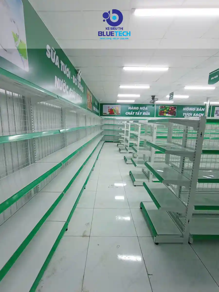 Lắp đặt hệ thống khung giá kệ đôi lưng lưới màu trắng tại Nghệ An