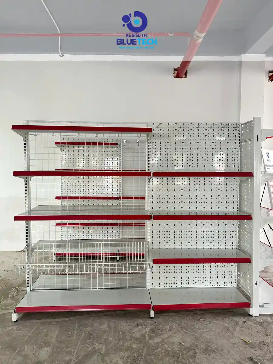 Kệ đơn tôn đục lỗ siêu thị rèm đỏ lắp đặt thực tế tại miền Trung