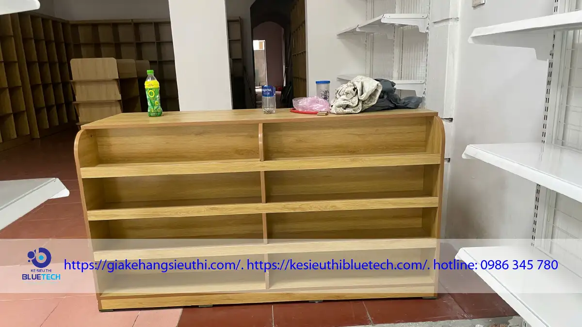 Chào bạn, dựa vào hình ảnh thực tế từ file bluetech-ban-thu-ngan.webp (bàn/quầy thu ngân bằng gỗ nhiều ngăn) cùng với các quy chuẩn tối ưu nội dung của BLUETECH, tôi đã soạn sẵn 3 yếu tố chuẩn SEO để bạn dễ dàng copy và dán lên website:1. Văn bản thay thế (Alt Text) Mục đích: Giúp bot Google đọc hiểu nội dung ảnh. Mẫu bàn thu ngân bằng gỗ thiết kế nhiều ngăn tiện lợi cho siêu thị, cửa hàng bởi Bluetech
