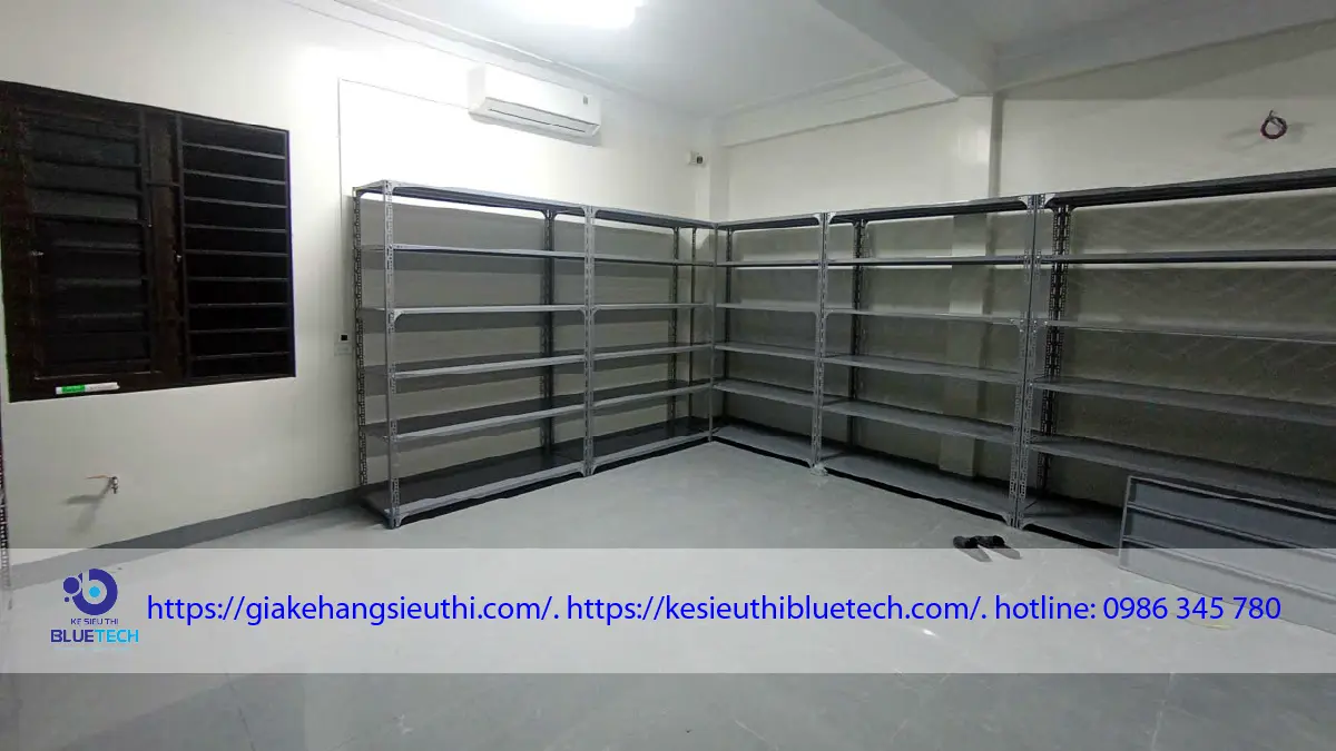 Hệ thống kệ sắt V lỗ đa năng lắp ráp góc tường làm kho lưu trữ hàng hóa bởi Bluetech