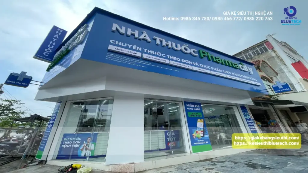 Ảnh tổng thể hệ thống kệ trong nhà thuốc thực tế