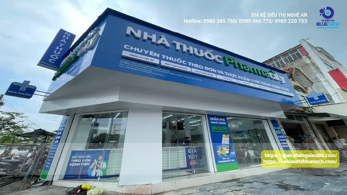 Ảnh tổng thể hệ thống kệ trong nhà thuốc thực tế