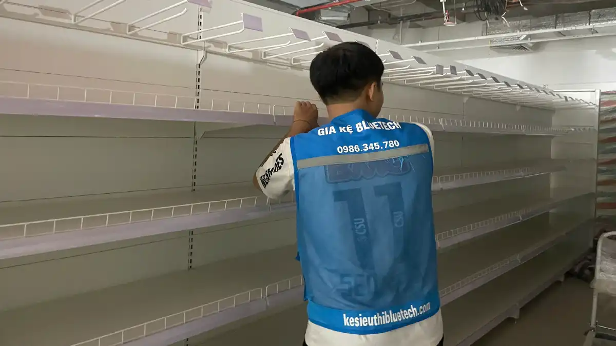 Dự án thực tế kỹ thuật viên Bluetech thi công lắp đặt hệ thống kệ siêu thị đôi lưng liền tại Đan Phượng, Hà Nội